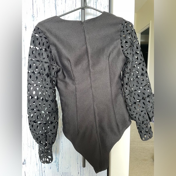 Asilio deep clivage black bodysuit with crochet sleeves - Picture 2 of 6